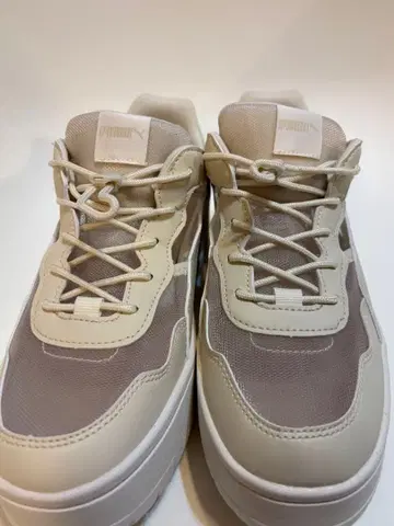 PUMA 화이트 베이지 메쉬 스니커즈