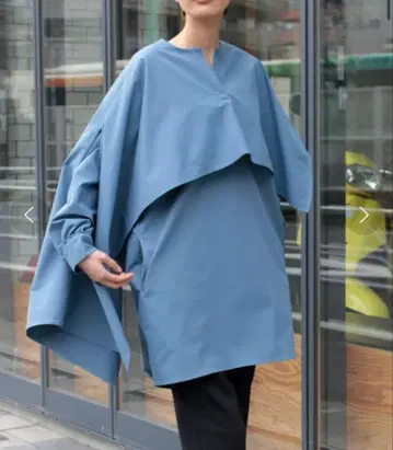 AVIE 드레이프 케이프 블라우스