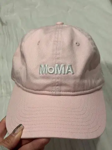 [NEWERA 9TWENTY] MoMA 로고 캡 핑크