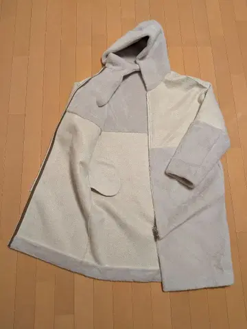 후드 부착 라이트 그레이 롱 코트