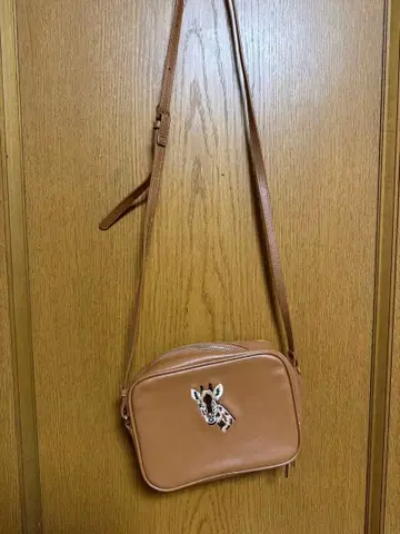 브라운 기린 자수 숄더백
