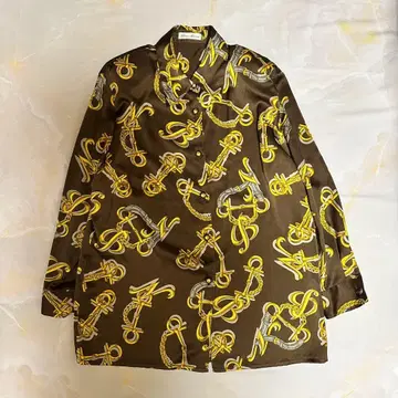 스카프풍 체인 패턴 새틴 블라우스