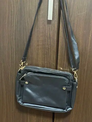 블랙 합성 피혁 숄더백