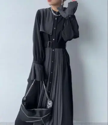 HARE 소매 플리츠 절개 원피스 블랙