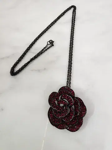 장미 디자인 목걸이 빨검