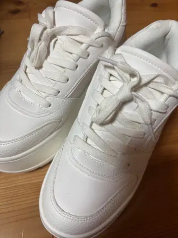 ZARA 화이트 스니커즈 EU37