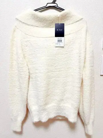 [ 새상품 ] AZUL 모헤어라이크 오프숄더 니트 아이보리