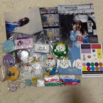 캐릭터 굿즈 세트 (포스터 봉제 인형 포함)