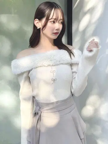 dazzlin 2WAY 퍼 라이크 넥 니트탑