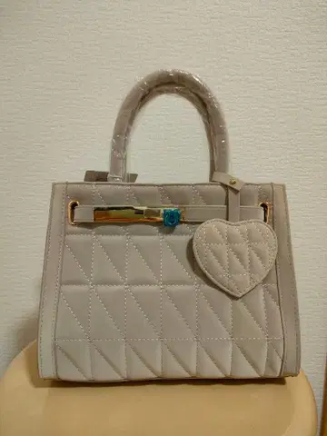 프로포션 하트 참 포함 퀼팅 토트백