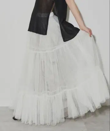 라벨에튀드 Giselle 레이어드 샤샤 스커트 화이트 새상품