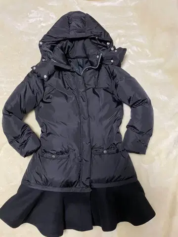 즉시 결제 가격 블랙 블랙 새상품급 다운 코트 PERFE 페플럼