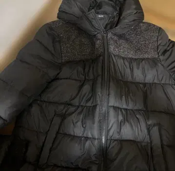 후드 부착 블랙 다운 자켓