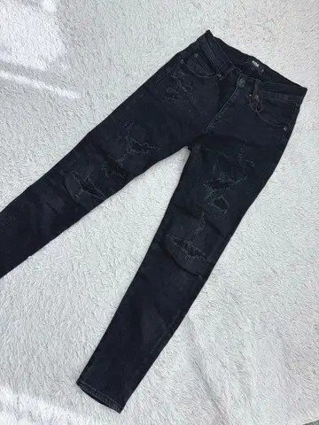 새상품 미사용 아줄바이마우지 블랙 스키니 데님 데미지 가공