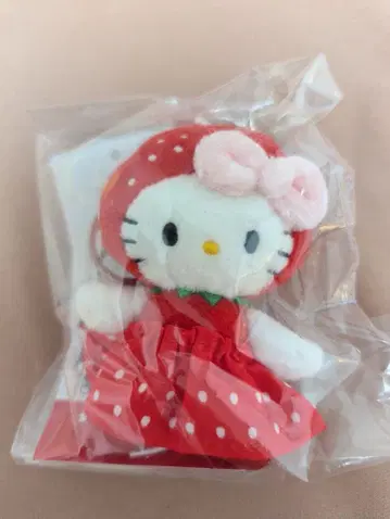 미개봉 새상품 로리즈팜 Me% 토이 키링 딸기 산리오