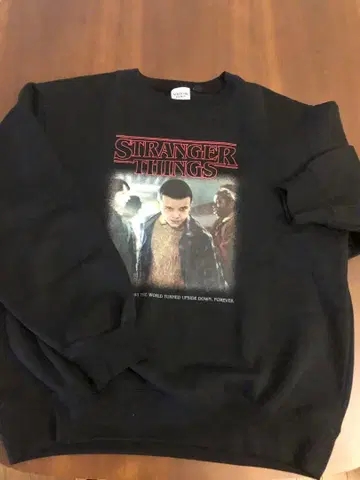 STRANGER THINGS 블랙 스웨트 셔츠