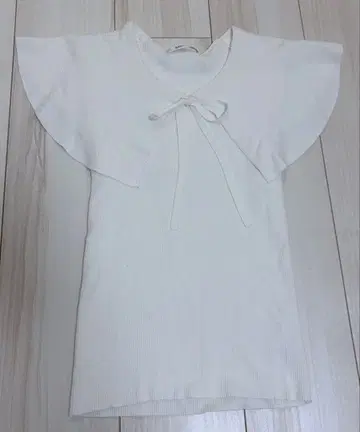 스나이델 프릴 소매 리본 포함 화이트 니트