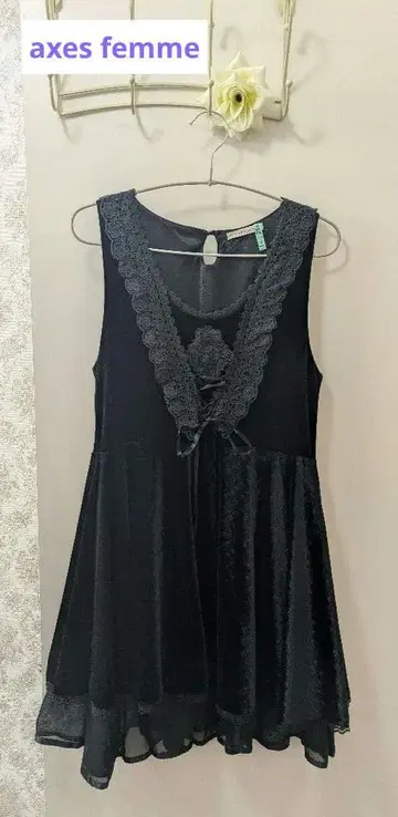 axes femme 블랙 프릴 장식 슬리브리스 튜닉