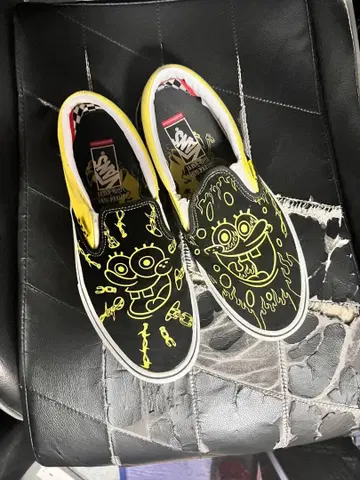 스펀지밥 슬립온 블랙/옐로우 컬러