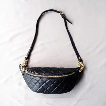 AULENTTI 퀼팅 바디백 오우렌티 블랙 골드 금장 장식