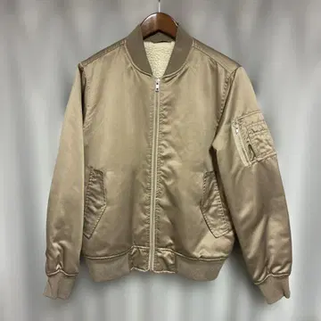 GU 지유 베이지 새틴 점퍼 보아 안감