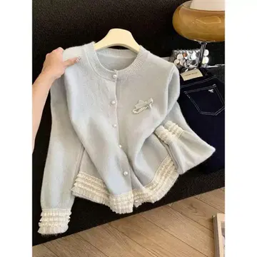 프릴이 달린 라이트 블루 가디건