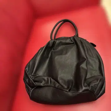 블랙 가죽 토트백 (내부 포켓 포함)