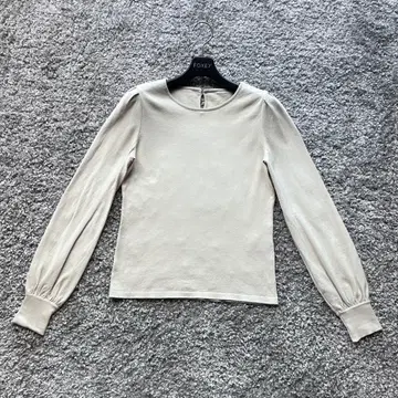 FOXEY 40 비쥬 버튼 니트