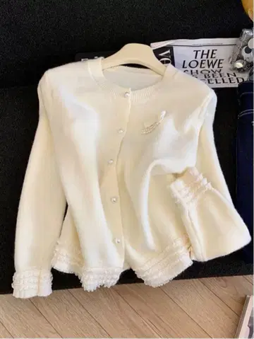 화이트 니트 가디건 프릴 포함