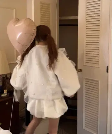 marry me 화이트 펄 프릴 맨투맨