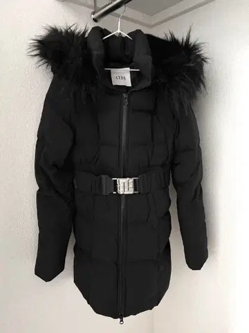 GYDA 퍼 달린 롱 다운 자켓 블랙