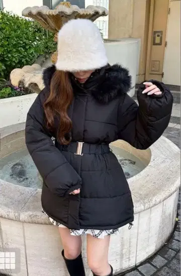 블랙 다운 자켓 후드 부착 벨트 부착