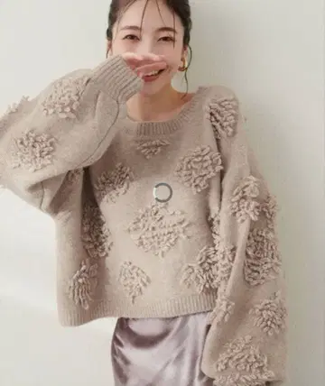 natural couture 복슬복슬 플라워 라이크 숏 니트