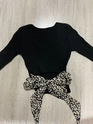 GAYD 리본 포함 블랙 긴팔 상의