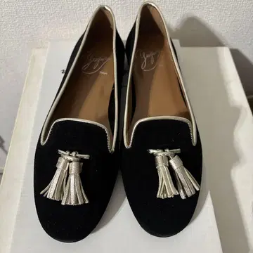 Yugure 블랙 스웨이드 태슬 펌프스