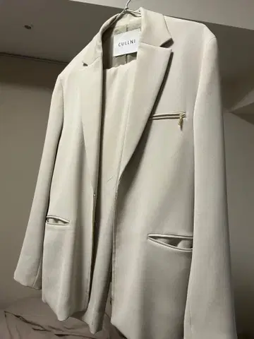 CULLNI 화이트 테일러드 자켓 셋업