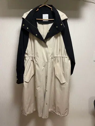 베이지와 블랙 트렌치코트