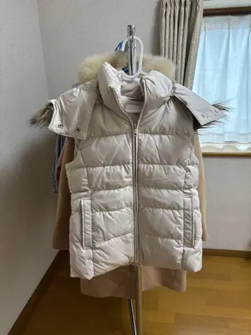 베이지 다운 베스트 후드 부착