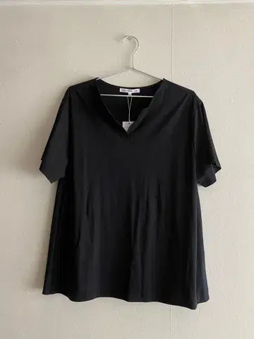 이번 시즌 택 포함 새상품 23구 티셔츠 블라우스