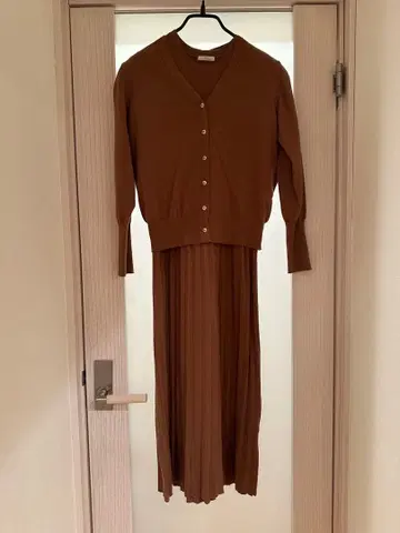 어반 리서치 ITEMS 브라운 니트 원피스 긴팔 골드 버튼