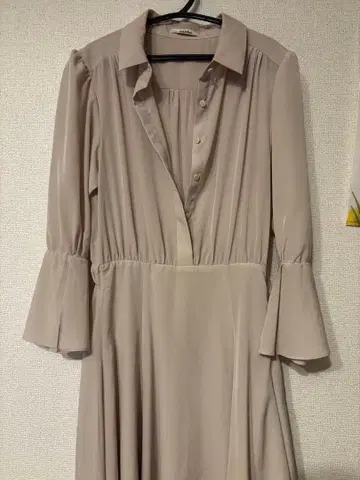 snidel 베이지 플레어 슬리브 셔츠 드레스