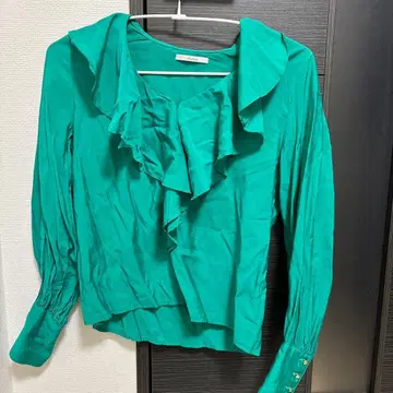 프릴 장식 그린 긴팔 블라우스