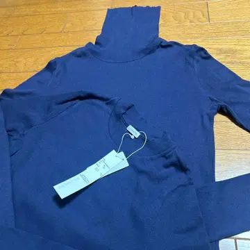 GALERIE VIE 네이비 터틀넥과 t셔츠 세트