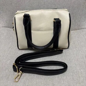 아이보리와 블랙의 숄더백