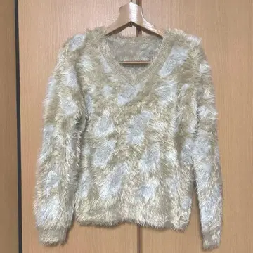 M.deux 퍼 소재 V넥 니트 긴팔 베이지