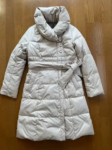여성용 베이지 벨트 포함 다운 코트