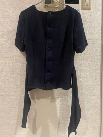 네이비 버튼 디테일 숏 슬리브 블라우스