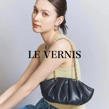 LE VERNIS 블랙 체인 숄더백