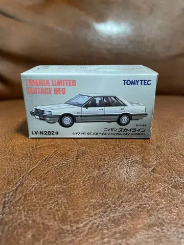 토미카 리미티드 빈티지 네오 닛산 스카이라인 GT 파사주 (화이트)