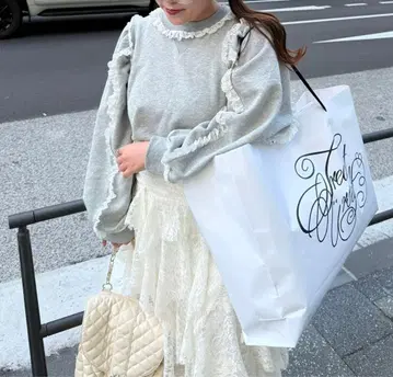 트리트 유어셀프 프릴 맨투맨